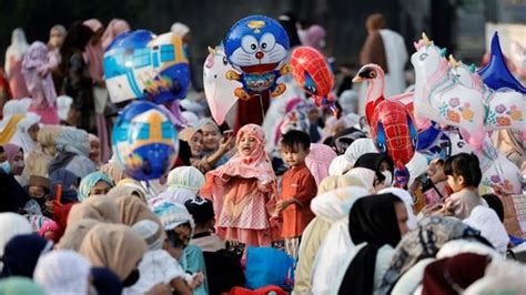People Around The World Celebrate Eid Al Fitr To Mark The End Of