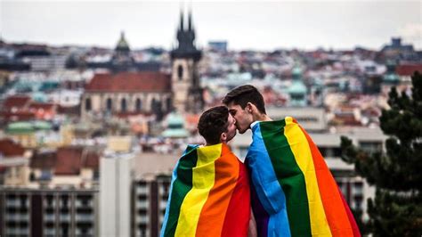 Spolek prague pride se kromě pořádání festivalu věnuje spoustě lgbt+ témat a zlepšuje život lgbt+ lidí v česku. Prague Pride miluje Microsoft a Airbnb. Zaslouží si ...