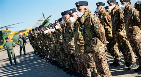 Soldati Italiani Schierati Al Confine Con Lucraina Per La Pace