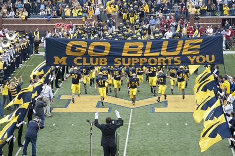 File20090926 Michigan Wolverines Football Team Enters The Field With
