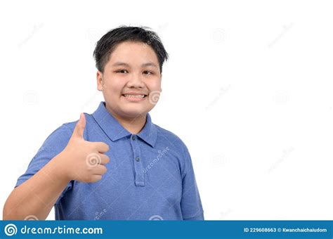 Retrato De Un Chico Gordo Y Feliz Asiático Mostrando Gesto Hacia Arriba Aislado Imagen De
