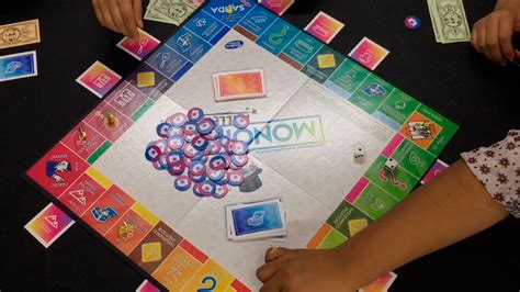 Jugando Monopoly millennials - Juegos Juguetes y Coleccionables