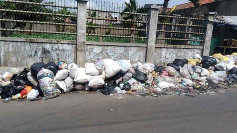 Tumpukan Sampah Di Sepanjang Jalan Cihanjuang Bandung Barat Dikeluhkan
