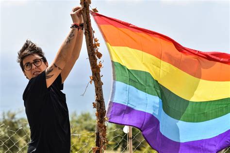 la comunidad gay da sus primeros pasos para salir del armario en beirut internacional el paÍs