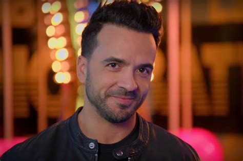 Puerto rican singer who began as a crooner and toughened up his sound over the years. Luis Fonsi entregó instrumentos a escuela de música ...