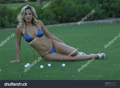 Sexy Girl Bikini On Golf Course Stock Fotografie 1067765 Shutterstock