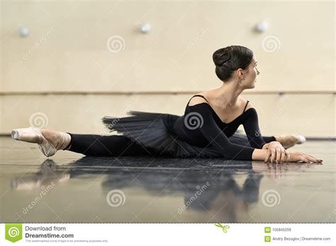 Bailarina Que Presenta En Pasillo De Danza Imagen De Archivo Imagen