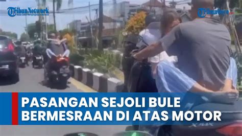 Viral Pasangan Sejoli Bule Bermesraan Di Atas Motor Saat Di Bali Youtube