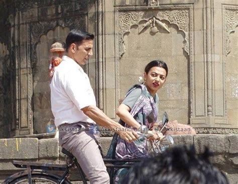 Leaked Akshay Kumar And Radhika Apte S Looks From Pad Man View Pics Bollywood News And Gossip