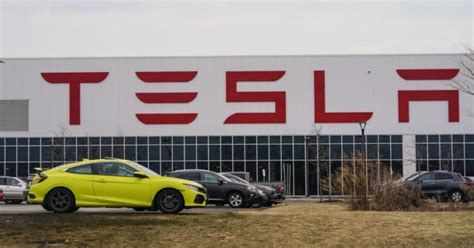Tesla Richiama Due Milioni Di Veicoli Per Difetti Allautopilot Dopo L
