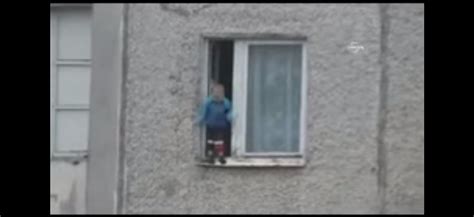 UznemirujuĆi Video Ruski Mališan Hoda Po Rubu Prozora Na Osmom Katu