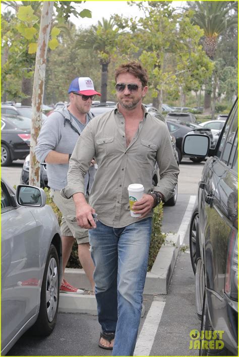 gerard butler scopes out surf gear after kissing session with mystery girl photo 3169567