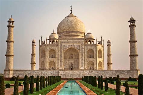 Construction began in 1632 and was completed in 1648. Anche i monumenti twittano: il Taj Mahal è il primo ...