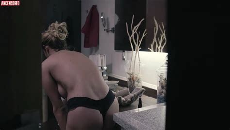 Nicole Mayer Desnuda En Como Dos Gotas De Agua