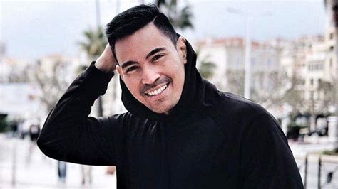 Hal ini lantaran beredar rekaman video mirip dirinya yang tengah melakukan kekerasan. Robby Purba Ungkap Alasan Lebih Pilih Ayu Ting Ting ...