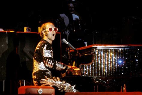 Trouvez les elton john images et les photos d'actualités parfaites sur getty images. You've Gotta See These Wild Photos of Elton John in the ...