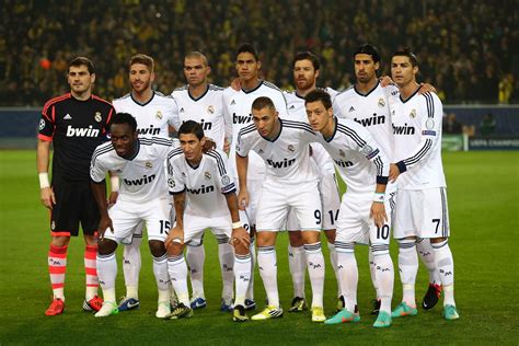 The Real Madrid Team Is Posing For A Group Photo Before Their Match Against Manchester City