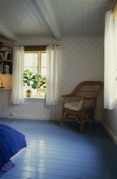 Soverom med malt panel på gulv og i tak. Fotografert for Bonytt 1983