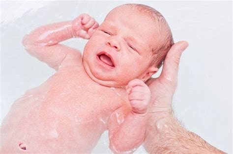 Menilik Keuntungan Dan Risiko Water Birth Alodokter