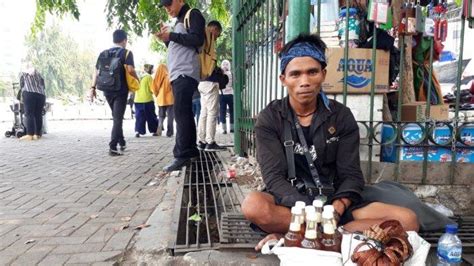 Berjualan Madu Iwan Terbiasa Jalan Kaki Ratusan Kilometer TribunNews Com