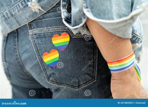 moça asiática que usa bandeira arco íris escreve símbolo do orgulho lgbt mês celebra anual em