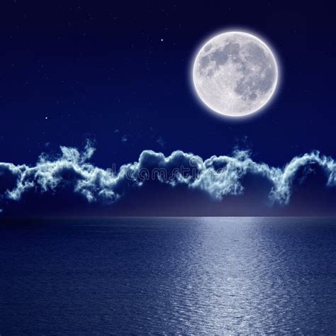Luna Llena Que Sube Sobre El Mar Sereno En Cielo De La Puesta Del Sol