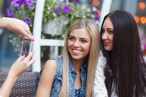 Premium Photo Group Of Girlfriends Making A Selfie Photo At The Mobile Camera An Smiling