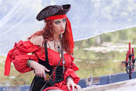Mulher Bonita Do Pirata Que Senta Se Na Praia Imagem De Stock Imagem De Cabelo Pirata 89731837