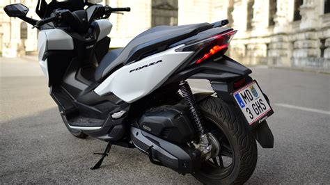 Honda segmenta vadošais sporta/gt forza 125 motorollers saglabā strauju augšupejošu trajektoriju, iegūstot rūpīgu stila maiņu, kā arī elektriski regulējamu veiksmīgās forza 125 receptes galvenās sastāvdaļas 2018. Die 2020 Honda Forza 125 ABS im Test! - autofilou