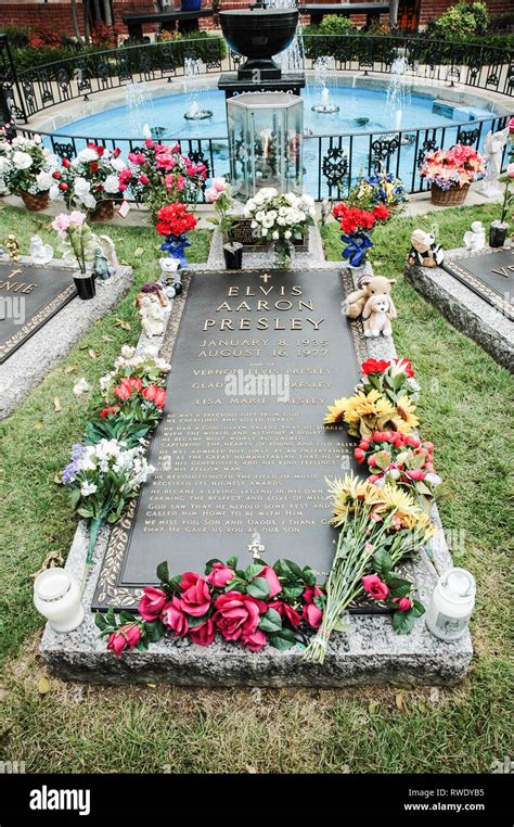 Elvis Presley Grave Graceland Memphis Hi Res Stock Photography And