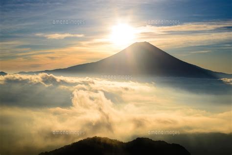 雲海と富士山の背後からの日の出 10828003167 の写真素材・イラスト素材｜アマナイメージズ