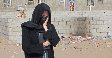 Angelina Jolie Arrives In Yemen To Aid Refugees Cbs News