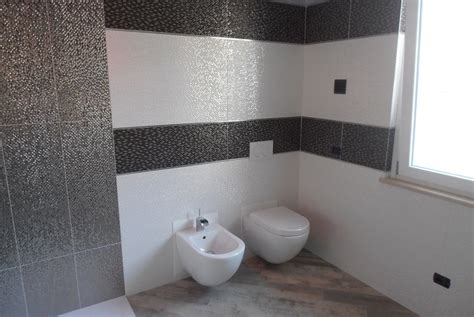 In base all'arredo e allo stile degli elementi � possibile abbinare un mosaico che dar� il tocco finale al bagno. rivestimenti bagni greche mosaico Pavtech