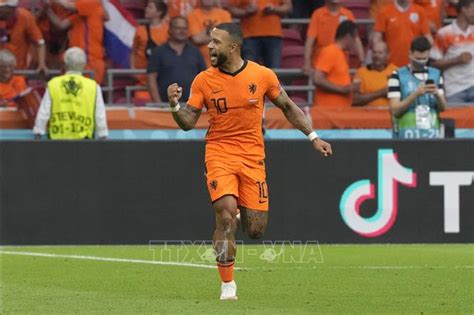 Ronald koeman đưa ra sân đội hình mạnh nhất với van dijk và wijnaldum de ligt mắc sai lầm ở phút 30 giúp cho anh bất ngờ có được quả phạt 11m. EURO-2020: Hà Lan dẫn trước Áo với tỷ số 1-0 - Ảnh thời sự ...