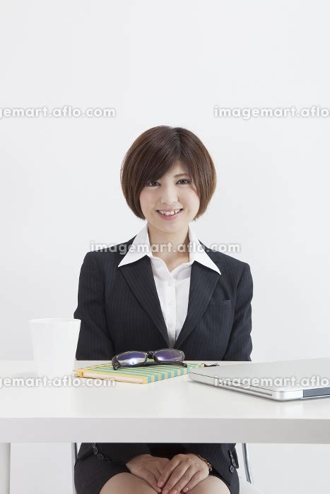 机に座る女性会社員の写真素材 32481226 イメージマート