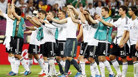 Aktuelle informationen und hintergründe zur em 2021 finden sie hier. EM 2012: Deutschland - Dänemark: Dem Abgrund so nah ...