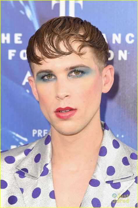 Tommy Dorfman's Makeup is On Point at the Fragrance Foundation Awards ...