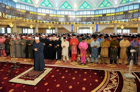 Azan oleh syeikh abdul karim al makki. Agong solat Aidilfitri di Masjid Negara bersama lebih ...