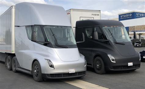 The company initially announced that the truck would have a 500 miles (805 km) range on a full charge and with its new batteries it would be able to run for 400 miles (640 km) after an 80% charge in 30 minutes usi. Elon Musk deelt foto van elektrische Tesla Semi bij ...