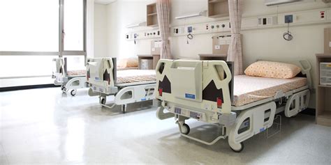 訪客記錄 病人與訪客進入醫院時，須登記聯絡資料以便於需要時追蹤密切接觸者。 訪客也可透過電子 2019冠狀病毒病測試優惠 (深喉唾液測試) 網上預約服務 閱讀更多 衛生福利部雙和醫院 - 住院