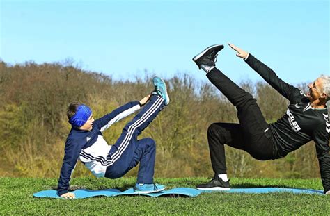 Mit etwas übung kannst du dies im schnellen wechsel tun, sodass sich die füße in der ausgangsposition nur noch für sekundenbruchteile gleichzeitig auf der matte befinden. Work-out für zuhause in der Corona-Krise: Bleiben Sie ...