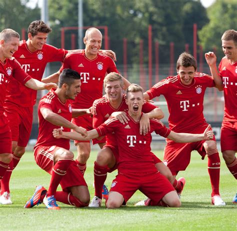 zoff beim fc bayern nicht gut genug hoeneß führt gomez vor welt