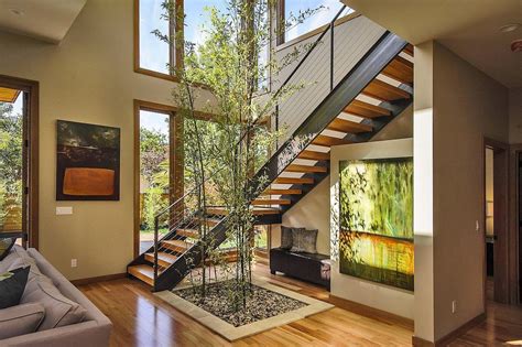 Interior rumah minimalis modern ini sangat elegan dengan sentuhan warna cokelat pada dinding dan lantainya. 10 Desain Taman Dalam Rumah Nan Indah