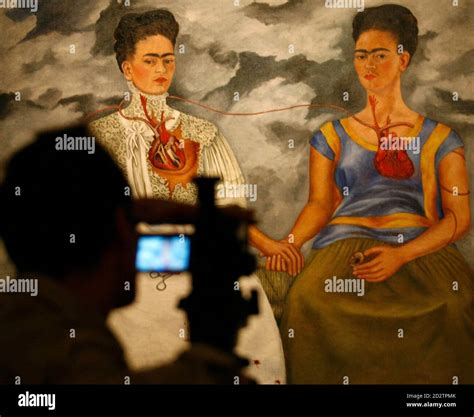 Un camarógrafo filma la pintura de Frida Kahlo las dos Fridas 1939