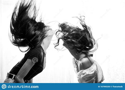 Twee Vrouwen Gooien Met Plezier Naar Elkaar Toe Stock Foto Image Of Toevallig Verlichting
