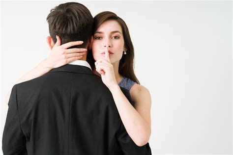 10 Differences Between Keeping Your Relationship Private And Keeping It A Secret