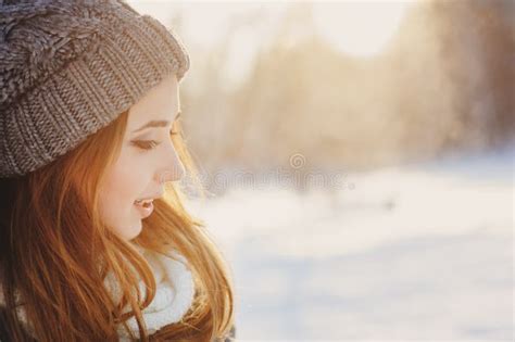 Piękna Młoda Kobieta Relaksuje Na Zima Spacerze W śnieżnym Lesie