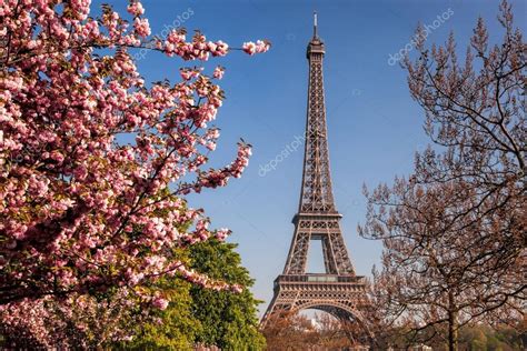 Eiffel Tower With Spring Trees In Paris France — Stock Photo © Samot