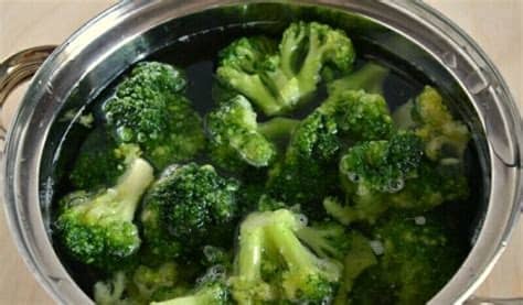 Para cocinar el brócoli hervido tenemos que ponerlo en agua hirviendo entre 5 y 10 minutos, dependiendo del punto de cocción en el que nos cocinar verduras al vapor siempre es una opción sanísima y mucho más sabrosa que hervir la verdura sin más. Cómo cocinar el brócoli en salsa de crema.