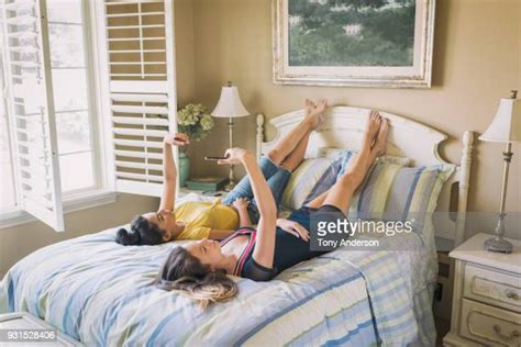 Siblings Barefoot Photos Et Images De Collection Getty Images